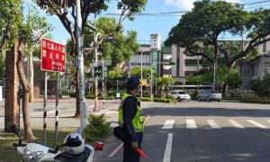 屏東縣警方啟動專案執法！8/20起重點取締闖紅燈、未戴安全帽