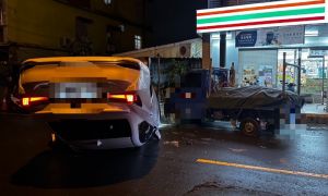 屏東市歸仁路小貨車停車道　汽車撞擊翻覆駕駛送醫