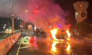 枋山鄉台1線三車事故　轎車撞擊後起火燃燒
