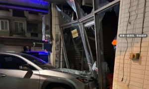 屏東長治早餐店遭撞！整片玻璃門遭撞壞　碎片物品散滿地