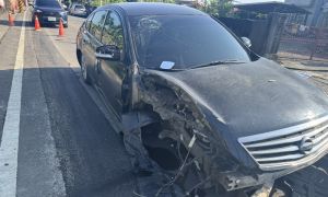 屏東長治今晨汽車自撞！電桿遭撞斷車頭變形　車內駕駛消失不見