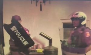 疑和家人討錢不成！東港男持刀抱瓦斯桶　對峙數小時遭警壓制