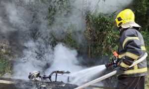 屏東小琉球電動機車起火！燒到只剩骨架「消防急滅火」