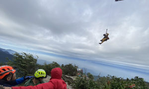 10人登山團一女子不慎摔傷　直升機吊掛救援送醫