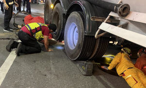 屏東鹽埔腳踏車與槽車事故　男子卡車底當場奪命