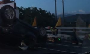 快訊》屏東枋寮北返路段轎車自撞翻覆　交通一度壅塞、3人送醫