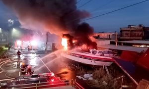 快訊》屏東新園遊艇停放路邊起火！黑煙竄天、出動怪手協助