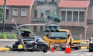屏東市進口車自撞！號誌桿慘遭撞歪　引擎蓋掀起來
