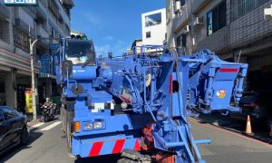 驚險一瞬間！屏東市吊車撞擊女騎士　路人衝上前拉出救命