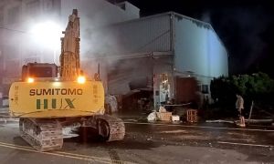 屏東東港五金百貨倉庫晚間起火！消防出動11車進行灌救