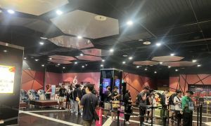 《鏈鋸人》海報開搶！屏東環球排隊人潮從影城排到門口