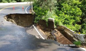 快訊》屏東墾丁往社頂公園方向道路坍方　現場設交通錐警示通行