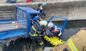 屏東新園兩車碰撞小貨車掉入大排　乘客受困車內被救出