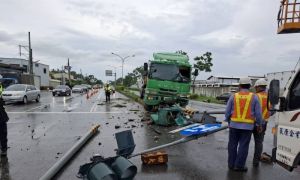 屏東新埤砂石車衝撞安全島 撞斷紅綠燈支架砸車釀2傷