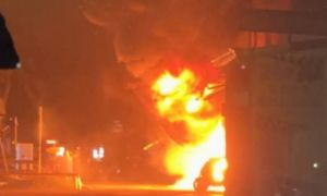 屏東琉球晚間驚傳火警！整排機車陷火海　消防急撲滅火勢