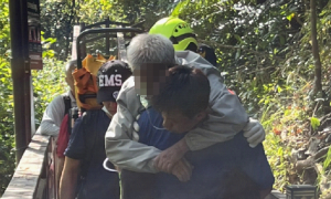 涼山瀑布民眾身體不適　救援人員背下步道協助送醫