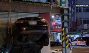 屏東市品牌服飾店遭撞！鐵捲門全毀、車頭深陷　現場滿地玻璃