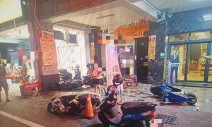 影》屏東東港汽車逆向撞機車騎士！路邊多部機車遭波及