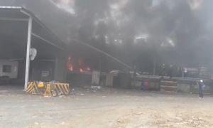 屏東枋寮工廠火警！橡膠裂解爐起火燃燒　消防出動13車搶救