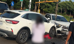 屏東萬丹河堤北路3車事故 騎士被壓在車底OHCA送醫