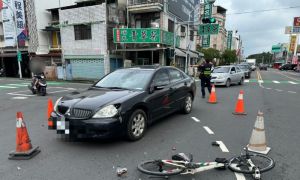 屏東市瑞光路驚險事故！學生騎單車遭轎車撞　頭部受傷送醫
