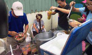 不捨阿嬤粉圓冰做不及 顧客動手自己裝 網「9種料才30元」
