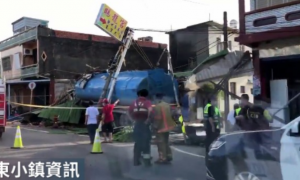 即時快訊》屏東新園車禍撞進民宅 警消現場處理事故中