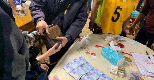 屏東萬巒賭場藏身咖啡店 警方查獲14人、查扣現金90萬7千