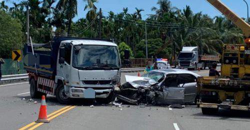 影音》屏東長治驚險車禍 轎車跨雙黃線兩車對撞