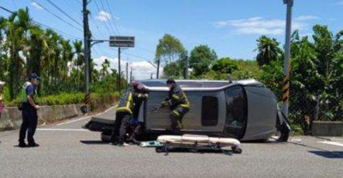 影音》屏東潮州汽車自撞護欄 整輛車翻覆駕駛輕傷