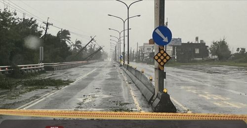 屏東東港大鵬灣路段至大潭路段　因電桿傾倒實施道路封閉