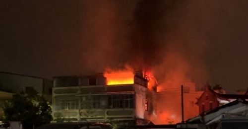 屏東市清白巷深夜火警！住宅區大火燃燒猛烈 消防緊急搶救中